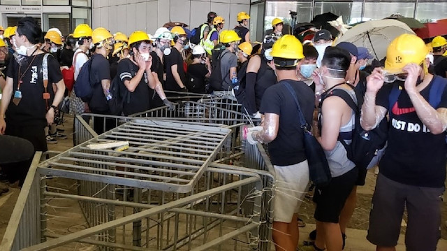 Hong Kong’da suçluların Çin’e iade edilmesini öngören yasa tasarısına karşı çıkan göstericiler, meclis binasına girdi. 