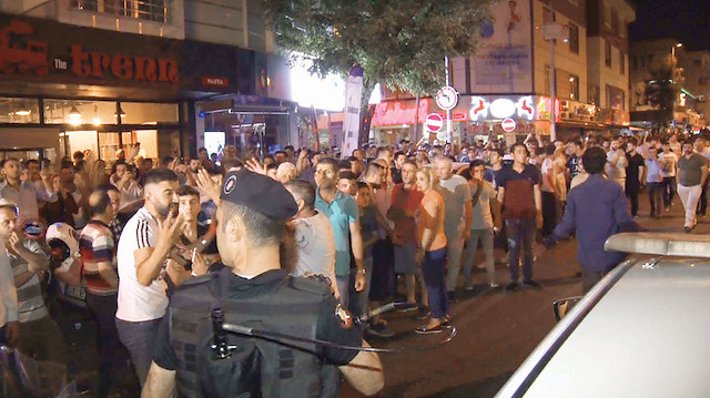 Taciz iddiasının yayılmasıyla birlikte sokağa dökülen kalabalığa polis TOMA ile müdahalede bulundu.