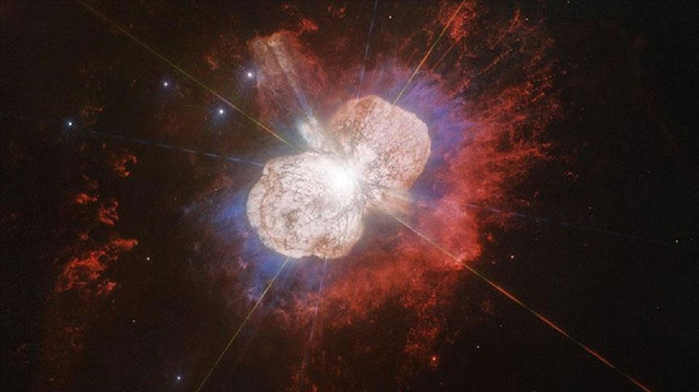 Ölmekte olan Eta Carinae'nin ilk kütlesinin güneşin 150 katı büyüklüğünde olduğu tahmin ediliyor.
