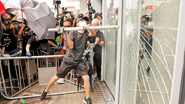 Yasama Meclisi önünde eylemlerini sürdüren protestocular binanın giriş bölümünün camlarını kırdı.