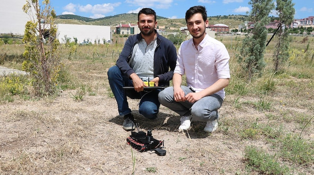 Elektrik Elektronik Mühendisliği Bölümü 3. sınıf öğrencileri Enes Sertkaya, Hüseyin Ocak ve Mehmet Muhammed Karadokuş, savunma sanayisine yönelik proje çalışması kapsamında yazılımını da yaptıkları mayın arama robotunu gazetecilere tanıttı. 

