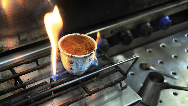 Bursa Fidan Han’da ikinci kuşak çay ocağı işletmecisi Murat Ömür, 20 yıl önce Arnavut bir müşterisinin özel isteği üzerine Türk kahvesini fincanda pişirmeye başladı.