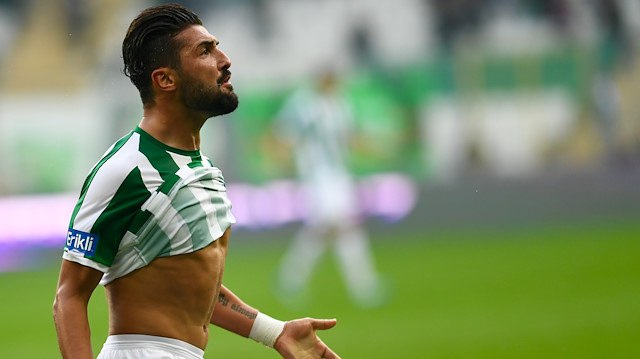 Bursaspor'la geçen sezon Süper Lig'de 30 maça çıkan milli oyuncunun 2 golü bulunuyor.