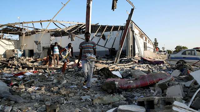 Libya'da Hafter güçleri göçmenleri vurdu.