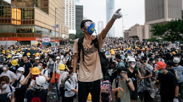 Hong Kong'da tartışmalı bir yasa üzerine başlayan gösteriler, büyük bir krize dönüşüyor