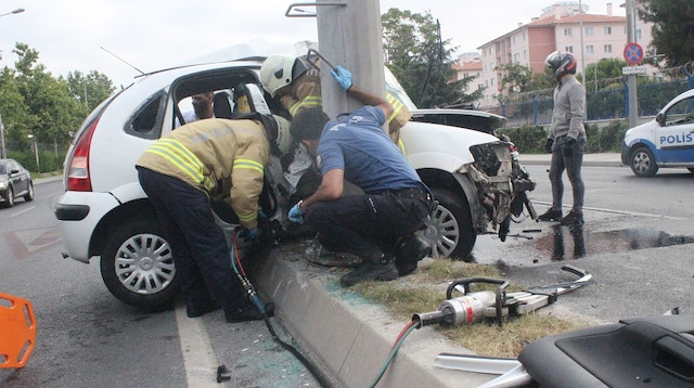 Olay yerine gelen kurtarma ekipleri, otomobile sıkışan yaralılar kurtardı. 