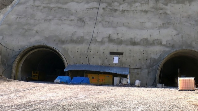 Eğribel Geçidi’ndeki tünelin yapımında kazı çalışmaları 4 yılın sonunda tamamlandı.