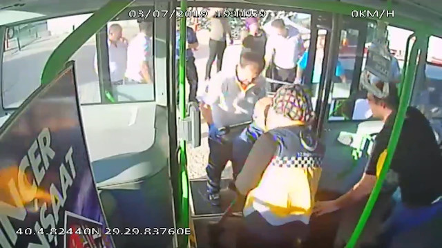 Otobüs şoförü fenalaşan yolcuyu hastaneye yetiştirdi
