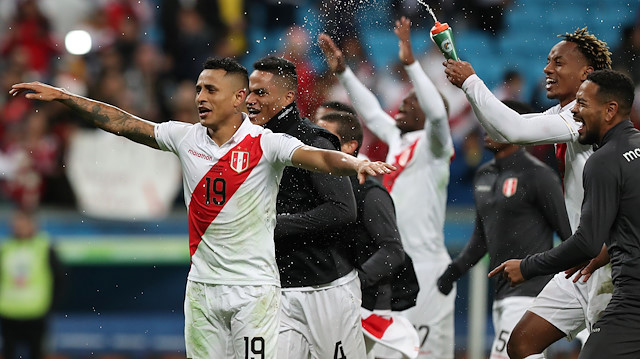 Perulu futbolcular, Şili galibyeti sonrası büyük sevinç yaşadı.