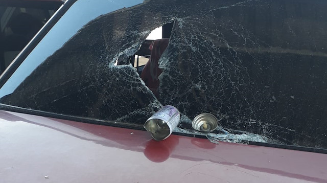 Patlayan deodorant kutusu otomobilin camını kırdı.