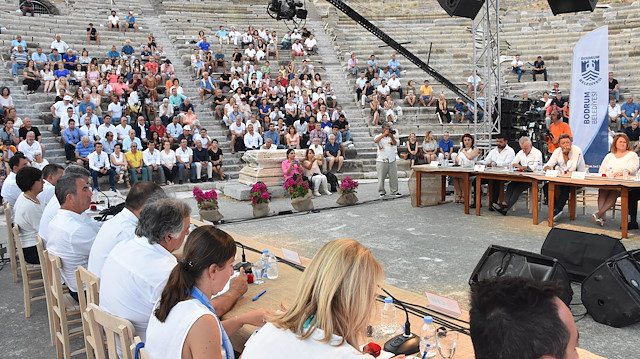 Belediye Meclisinin temmuz ayı olağan toplantısı vatandaşların da katılımıyla, Antik Tiyatro'da gerçekleştirildi. 