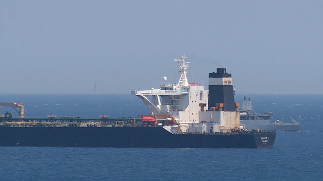 Suriye'ye ham petrol götüren bir tanker, Cebelitarık Limanı'nda durduruldu.