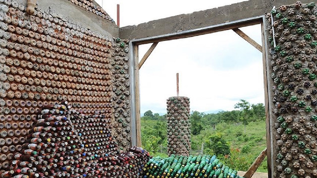 معماري نيجيري يبني أكبر منزل "بلاستيك مدور" في إفريقيا