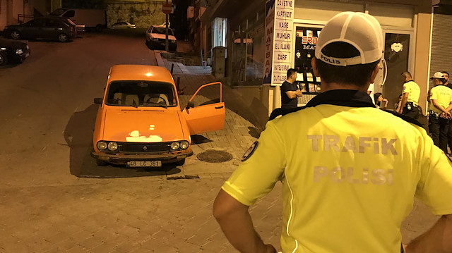 Polis ekipleri, aracı terk edilmiş halde ara sokakta buldu.