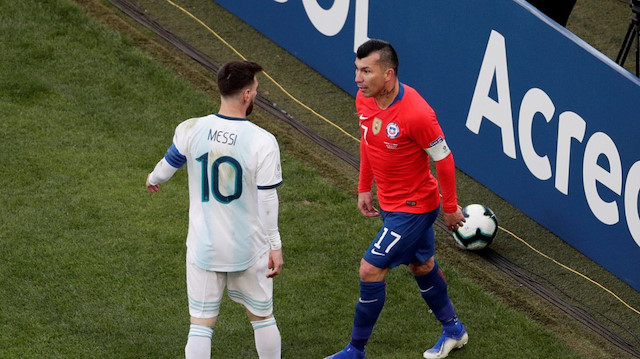 Messi ve Medel'in saha içinde yaşadığı tartışmadan bir kare.