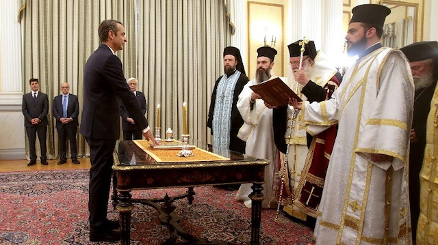 Miçotakis, ilk olarak Cumhurbaşkanlığı Sarayı'nda düzenlenen dini törende İncil'e el basarak yemin etti. 