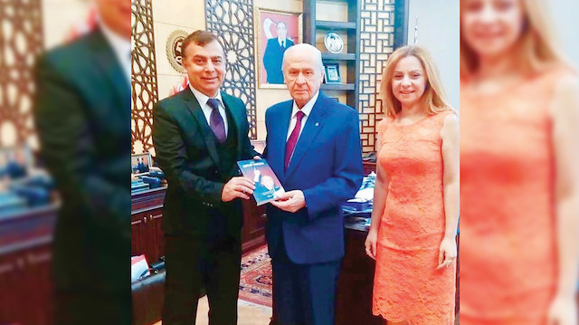 Prof. Dr. Bilgehan Gültekin ve kız kardeşi Doç. Dr. Tuba Gültekin, MHP Genel Başkanı Bahçeli'ye yazdıkları genel başkanlığının 22. yıl dönümünde "Lider: Devlet Bahçeli" kitabını hediye etti.