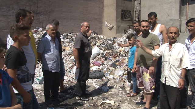 İzmir Bornovadaki çöp dağları vatandaşı isyan ettirdi