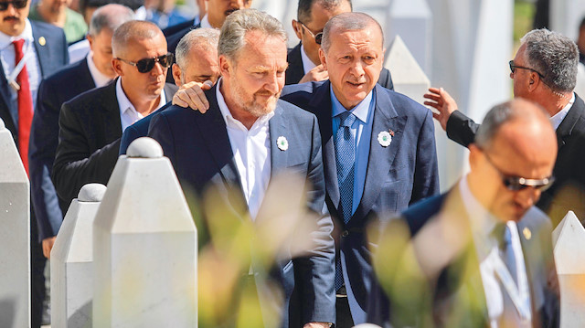  Cumhurbaşkanı Erdoğan, Bosna Hersek’in ilk Cumhurbaşkanı Aliya İzetbegoviç’in kabrinin de bulunduğu Kovaçi Şehitliği’ni ziyaret ederek dua etti. Erdoğan’a Bosna Hersek Devlet Başkanlığı Konsey üyesi Şefik Caferoviç, Halk Meclisi Başkanı Bakir İzetbegoviç ve Türk heyeti eşlik etti.