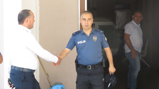 Pendik'te polis merkezi önünde şüphelinin elini sıkan amir görevinden alınmıştı.
