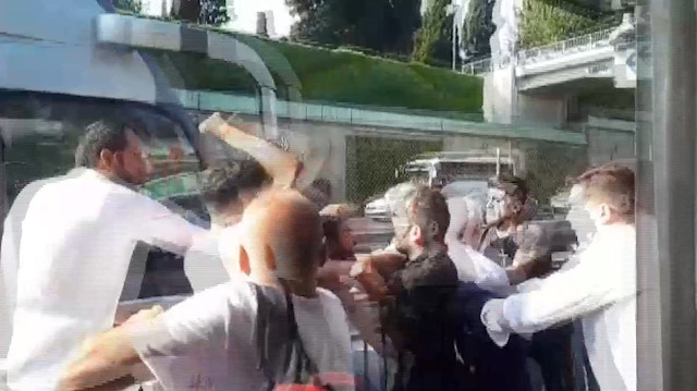 Metrobüs durağında tekme tokat birbirine girdiler