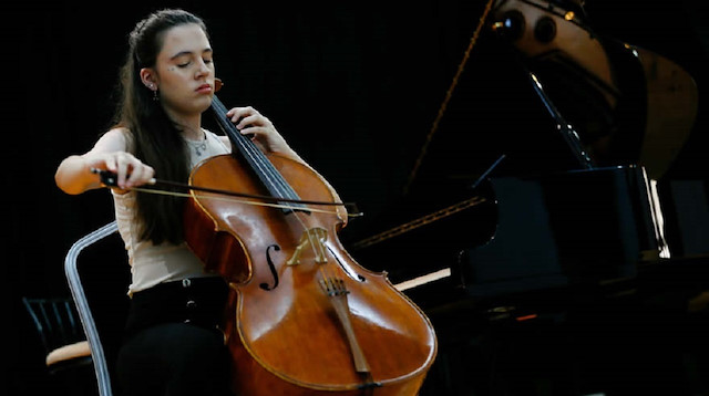 Arya Nur Güneş, a 15-year-old Turkish musician.