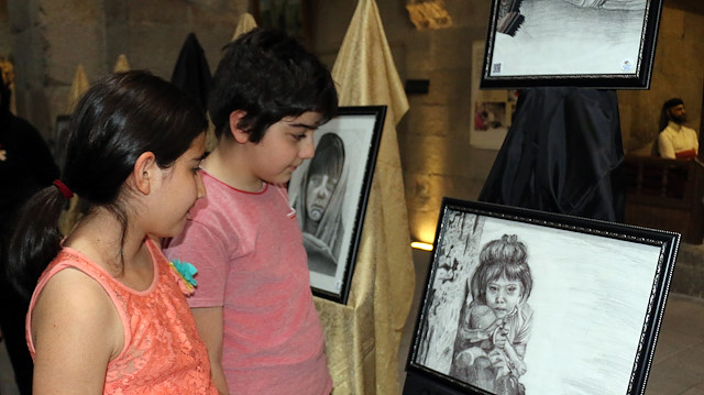 في "أرضروم" التركية.. الرسوم تجسّد معاناة "أطفال الحرب"