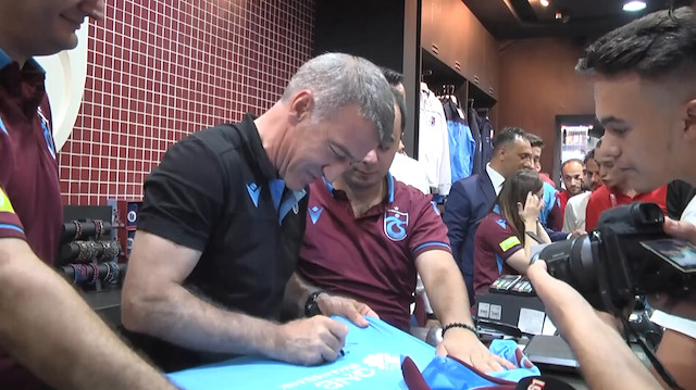 Trabzonspor başkanı Ağaoğlu forma satışı yaptı