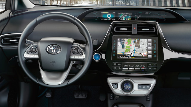 Toyota Prius'un ön paneli tamamen dijital göstergelerden oluşuyor. 