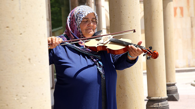 مسنة تركية تتعلم "الكمان" وتحيي حفلات لأحفادها