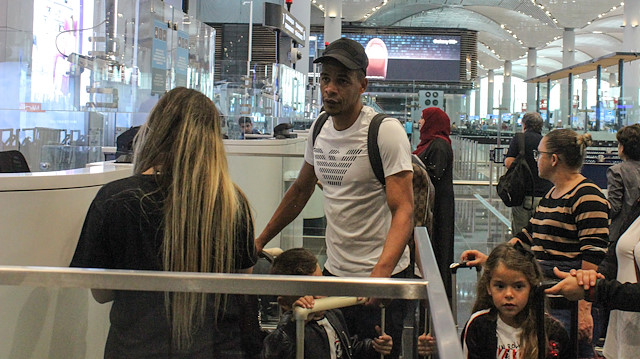 Ferando ailesiyle birlikte Türkiye'den ayrıldı.