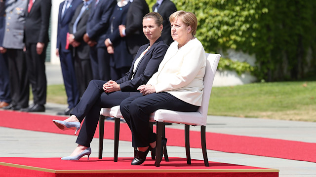 Bu defa titremedi: Merkel'e sandalyeli önlem