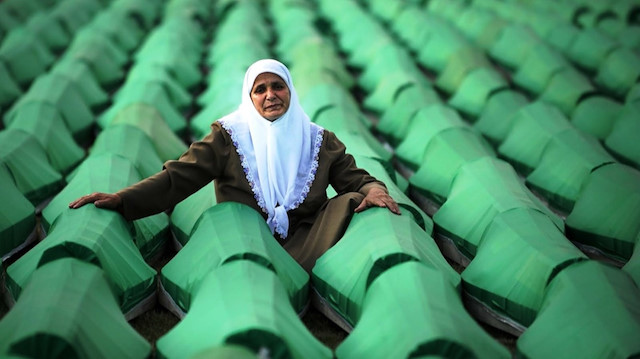 Srebrenitsa Katliamında yakınlarını kaybeden acılı bir kadın.