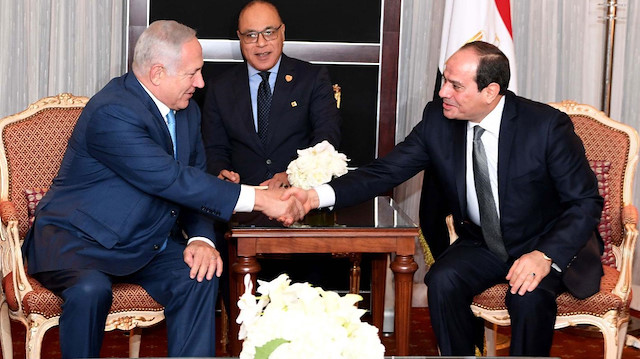 İsrail Başbakanı Binyamin Netanyahu ve darbeyle Mısır'ın başına geçen Abdulfettah es-Sisi.