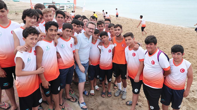Başakşehir Belediye Başkanı Yasin Kartoğlu, öğrencilerle beraber kampta etkinliklere katılıyor