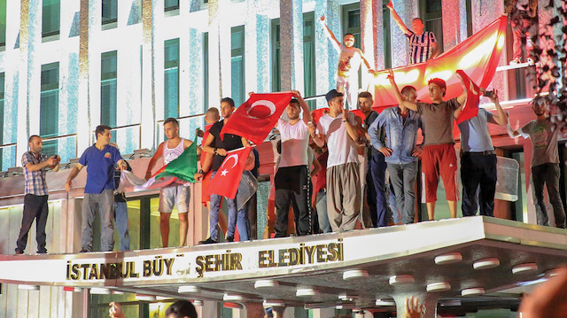 15 Temmuz gecesi milletin direnişi daha önce hiç yayınlanmayan fotoğraflarla Yeni Şafak’ın objektiflerine böyle yansıdı...