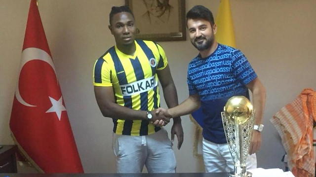 Jallow, Menemenspor formasıyla poz vermişti.