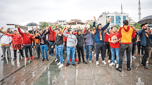 Sarı-kırmızılı taraftarlar, Çağlayan’da bulunan İstanbul Adalet Sarayı’ndaki 14. Asliye Hukuk Mahkemesi’nde görülen duruşmayla ilgili protesto düzenledi.