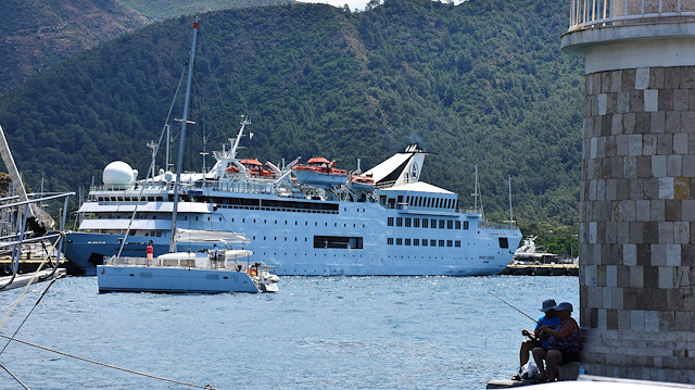 سفينة سياحية ضخمة ترسو في ميناء مرماريس