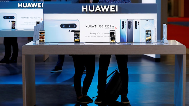 Huawei mağazasında telefonların sergilendiği bir stand.
