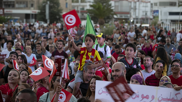 التونسيون يعلنون بـ "الثلاثة":"الليلة عيد"