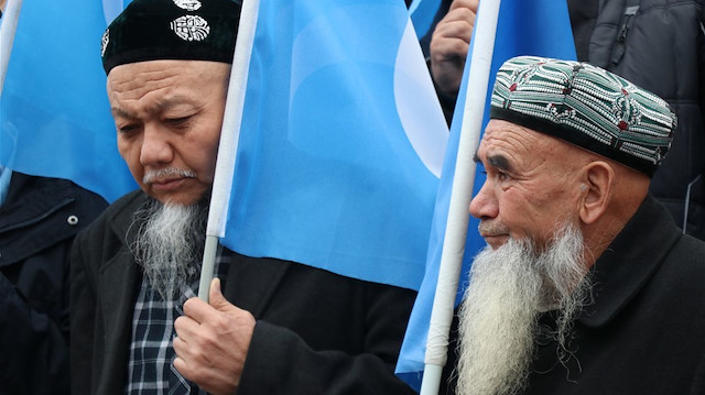 Uluslararası kamuoyu Çin'in Uygurlara yönelik politikalarına tepki gösteriyor. 
Kaynak Yeniçağ: O ülke Uygur Türkleri için ayağa kalktı 