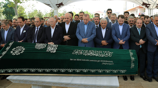 Cenaze törenine Cumhurbaşkanı Erdoğan'ın yanı sıra çok sayıda bakan ve milletvekili katıldı.
