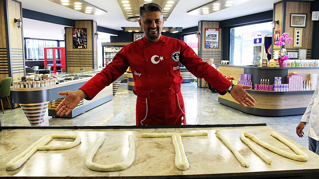 39 yaşındaki börek ustası daha önce dünyanın en uzun böreğini yaparak Guinness Rekorlar Kitabı'na girmiş.
