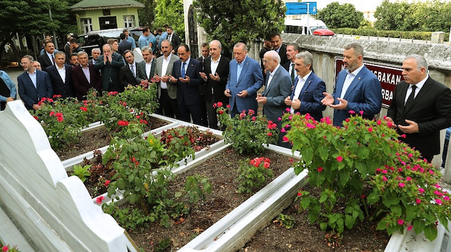 Cumhurbaşkanı Erdoğan, Milli Görüş lideri Erbakan'ın kabrini ziyaret etti, dua okudu