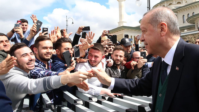 Cumhurbaşkanı Erdoğan gençlerle birlikte.