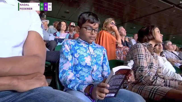Bu Hangi Seviye: Tarihi Federer - Nadal maçında kitap okuyan 'ilginç' çocuk