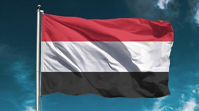 وزير يمني يقتحم مبنى وزارته بعد قرار حكومي بإيقافه