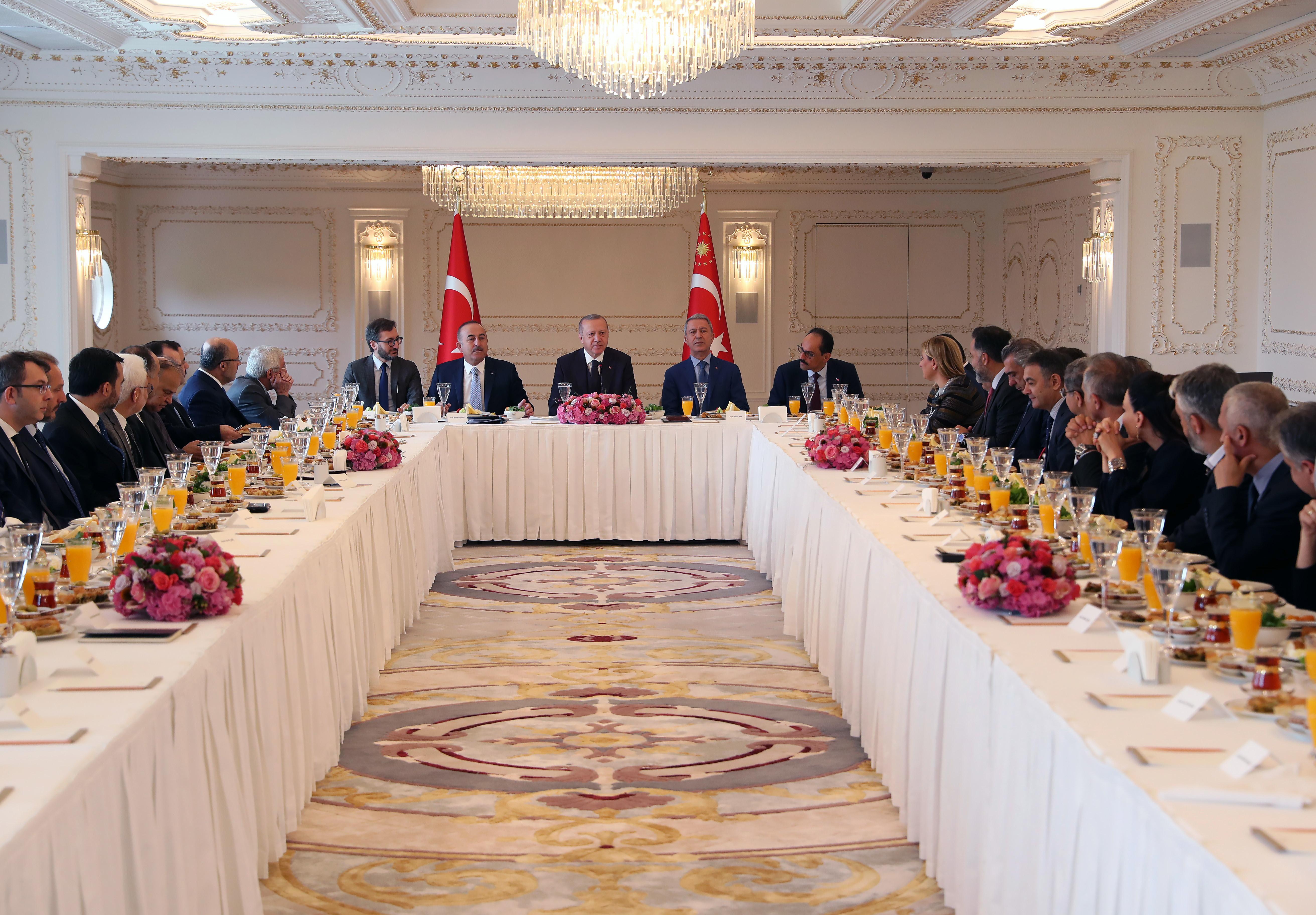 Cumhurbaşkanı Erdoğan, gazete ve televizyon kanallarının genel yayın yönetmenleri, bazı yazar ve akademisyenlerle Vahdettin Köşkü'nde bir araya geldi.