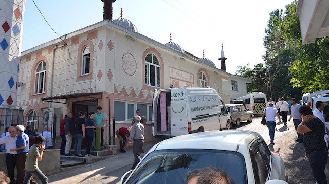Ayni Safta Namaz Kildigi Abisini Cami Cikisi Oldurdu